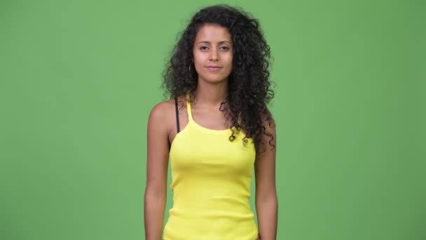 Студийный Снимок Молодой Красивой Латиноамериканки Вьющимися Волосами Хрома Ключе Зеленым — стоковое видео
