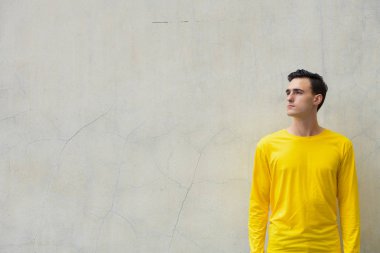 yakışıklı delikanlı düşünme