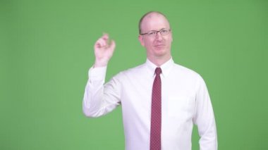 Mutlu olgun kel işadamı ise yukarı dönük düşünme