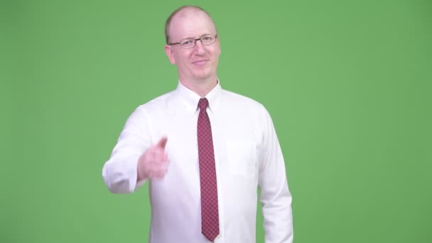 Щасливий зрілий лисий бізнесмен дає рукостискання — стокове відео