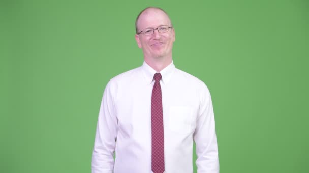 Sad mature bald businessman giving thumbs down — Stock Video