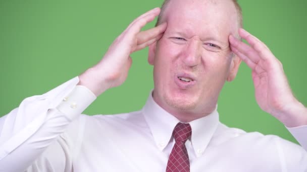 Gestresster, glatzköpfiger Geschäftsmann hat Kopfschmerzen — Stockvideo