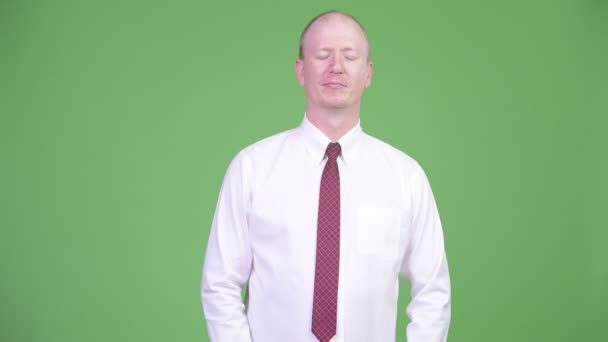 Feliz homem de negócios careca maduro relaxante com os olhos fechados — Vídeo de Stock