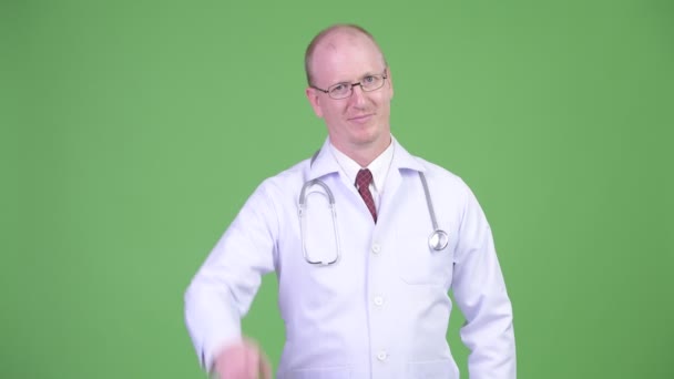 Starší plešatý muž Doktor ukazující prst — Stock video