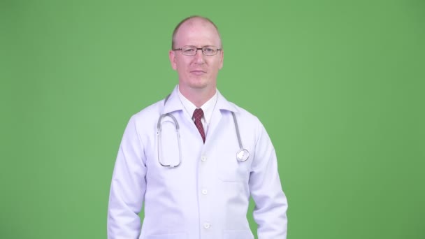 Starší plešatý muž Doktor šokovaní — Stock video