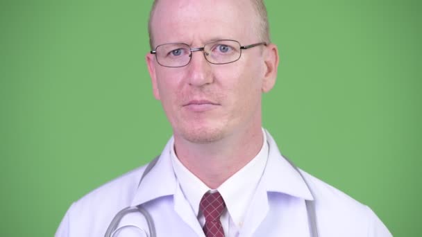 Starší plešatý muž Doktor myšlení a šokovaní — Stock video