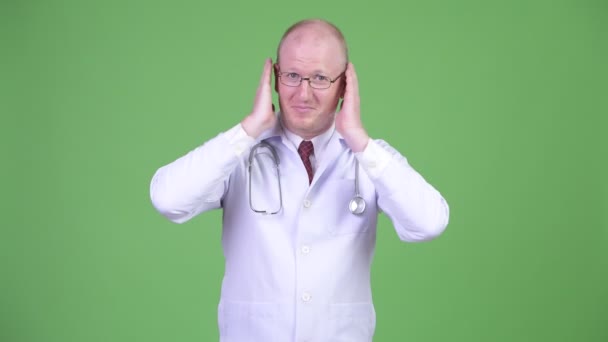 Studioaufnahme Eines Reifen Glatzköpfigen Arztes Gegen Chromaschlüssel Mit Grünem Hintergrund — Stockvideo