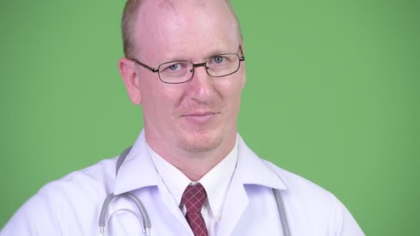 Зрілий лисий чоловік лікар покриває очі — стокове відео