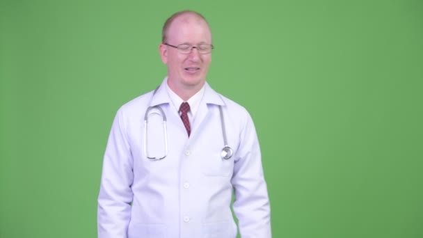 Mogen skallig man läkare shrugging axlarna — Stockvideo