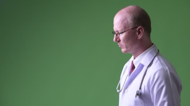 Vista de perfil de hombre calvo maduro doctor — Vídeos de Stock