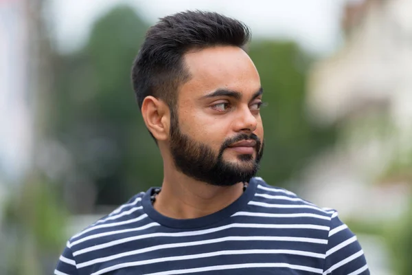 Junger bärtiger indischer Mann auf der Straße — Stockfoto