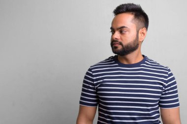 Beyaz arka plan karşı Hintli adam Genç sakallı