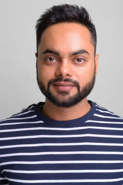 Homem indiano barbudo jovem contra fundo branco — Fotografia de Stock