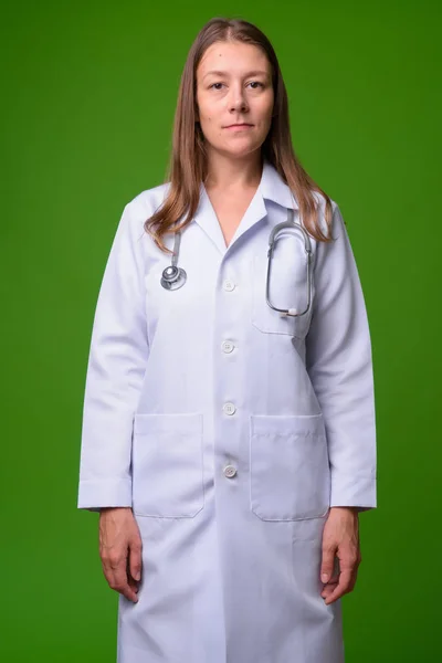 若い美しい女性医師 — ストック写真