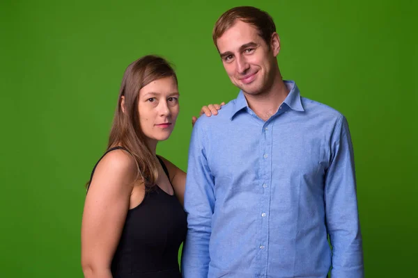 Estudio Joven Pareja Juntos Contra Fondo Verde — Foto de Stock