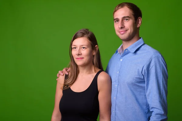 Pareja joven juntos y enamorados — Foto de Stock