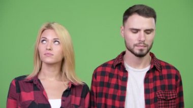 Mutlu kadın ile birlikte düşünme genç üzgün adam