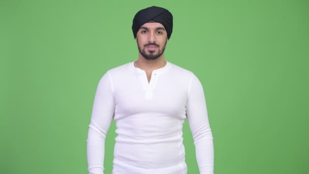 Ung snygg skäggig indisk man bär turban — Stockvideo