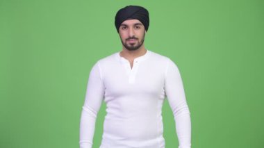 Yakışıklı genç Hintli adam geçti silahlarla sakallı.