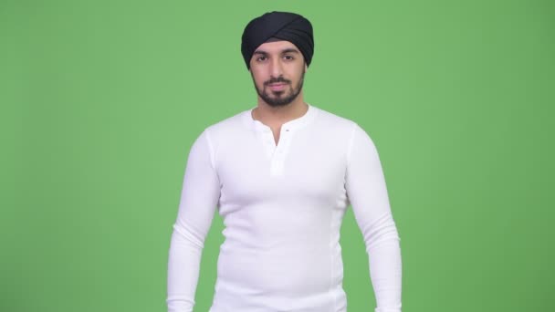 Fiatal jóképű szakállas indiai férfi, keresztbe — Stock videók