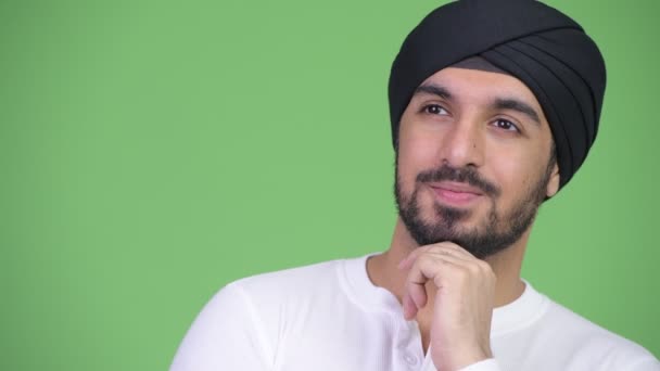 Düşünme mutlu sakallı Hint delikanlı — Stok video