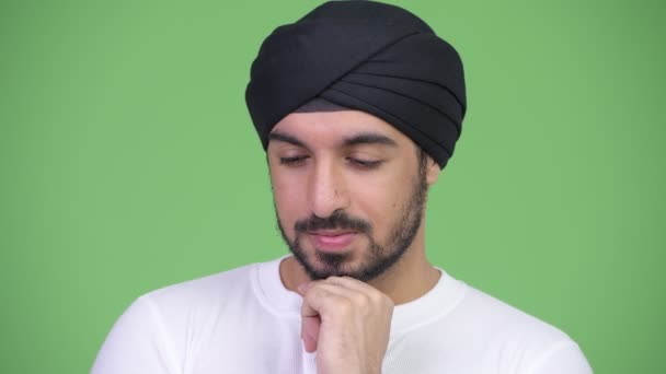 Genç ciddi sakallı Hintli adam düşünme — Stok video