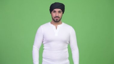 Genç yakışıklı sakallı Hintli adam yukarı dönük