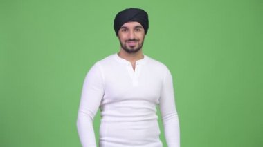 Mutlu genç Hintli adam el sıkışma veren sakallı