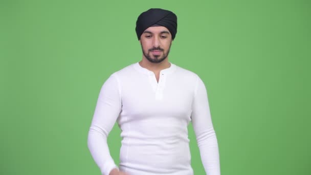 Yakışıklı genç Hintli adam sakallı — Stok video