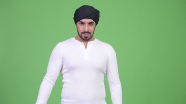 Aşağı Yaşasın vererek ciddi sakallı Hint delikanlı