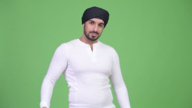 Kamera için işaret mutlu sakallı Hint delikanlı