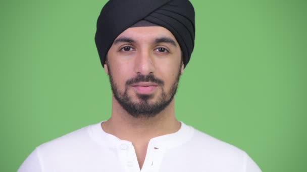 Νέος όμορφος γενειοφόρος ινδική άνθρωπος που αναζητούν σοκαρισμένος — Αρχείο Βίντεο