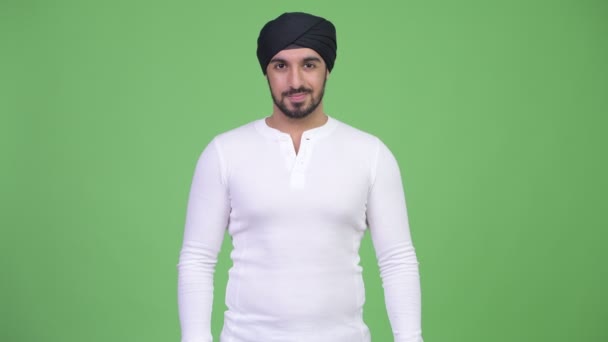 Młody Przystojny Brodaty Mężczyzna Indian Sobie Turban Przeciwko Kluczowanie Zielonym — Wideo stockowe