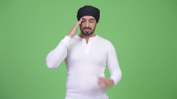 Young benadrukt bebaarde Indiase man met hoofdpijn — Stockvideo