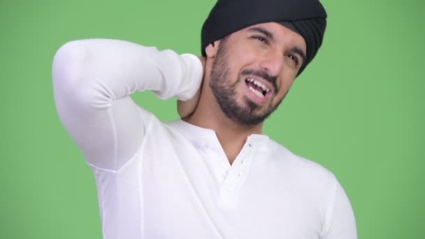 Fiatal hangsúlyozta, szakállas indiai ember, miután a nyaki fájdalom — Stock videók