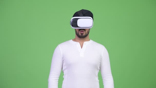 Hombre joven barbudo indio usando auriculares de realidad virtual — Vídeo de stock