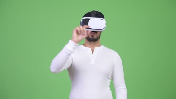Jeune homme indien barbu utilisant un casque de réalité virtuelle — Video