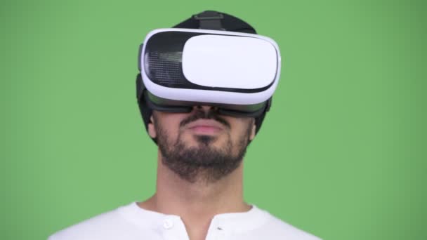 Jonge, bebaarde Indier met behulp van virtual reality headset — Stockvideo