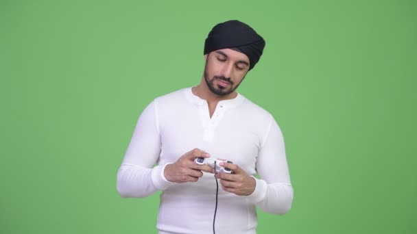Молодий втомився бородатий індійського людина грати в ігри і засинає — стокове відео