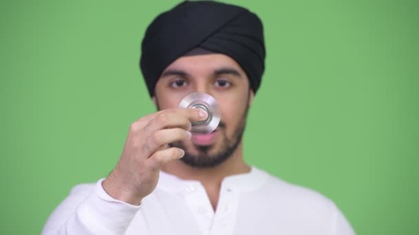 Junge schöne bärtige indische Mann spielt mit Fidget Spinner — Stockvideo