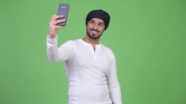Mutlu genç Hintli adam selfie alarak sakallı