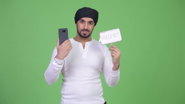 Studio Záběr Hezký Vousatých Indian Mladíka Nosí Turban Proti Chroma — Stock video