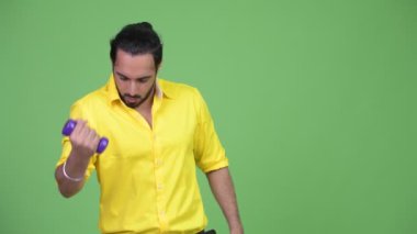 Genç Hintli işadamı ile halter egzersiz sakallı