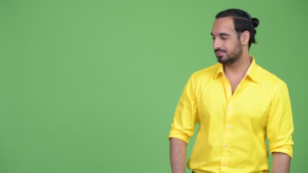 Jovem feliz barbudo indiano empresário mostrando algo — Vídeo de Stock