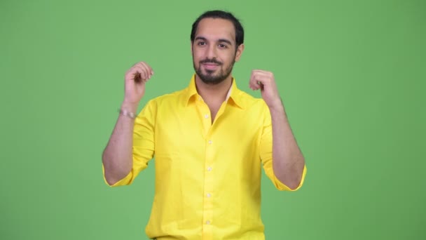 Mladý šťastný vousatý indický podnikatel hledá vzrušení zároveň dává palec — Stock video