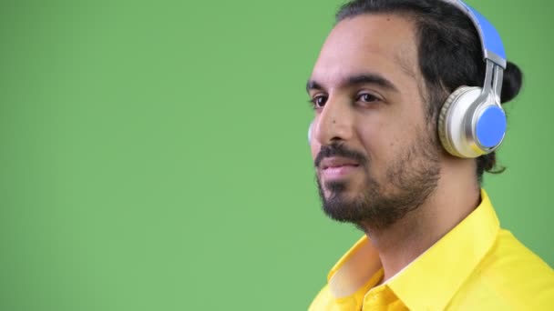 Perfil vista de jovem bonito barbudo indiano empresário ouvir música — Vídeo de Stock