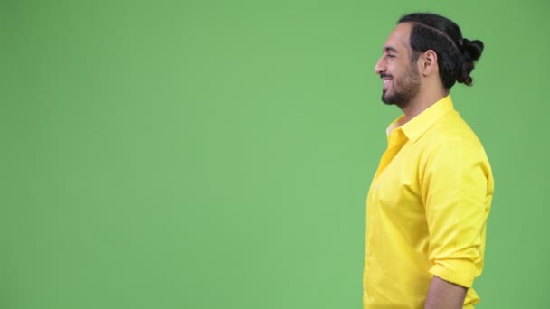 Perfil de joven feliz barbudo empresario indio sonriendo — Vídeos de Stock