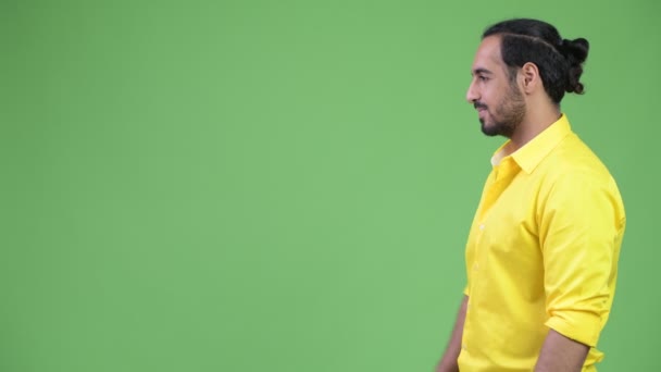 Hossz-szelvény nézetben, a boldog fiatal szakállas indiai üzletember mutató ujj — Stock videók