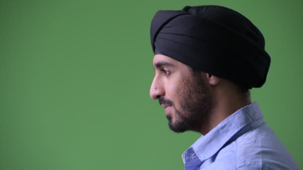 Perfil vista de jovem bonito barbudo indiano empresário vestindo turbante — Vídeo de Stock