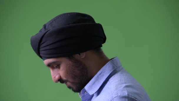 Perfil vista de jovem bonito barbudo indiano empresário vestindo turbante e olhando para cima — Vídeo de Stock